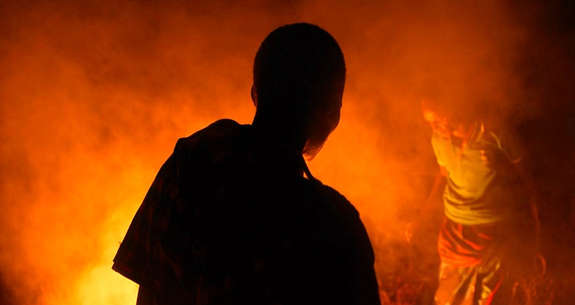 Photo from the movie Between the Rains [2023]