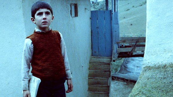 Photo from the movie Khane-ye doust kodjast?