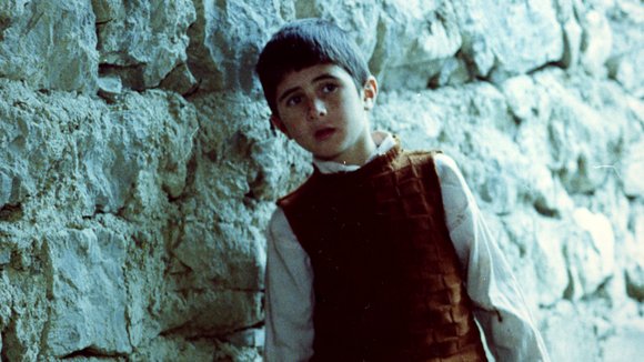 Photo from the movie Khane-ye doust kodjast?