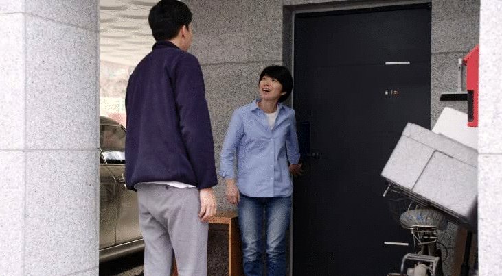 Photo from the movie The Woman Who Ran