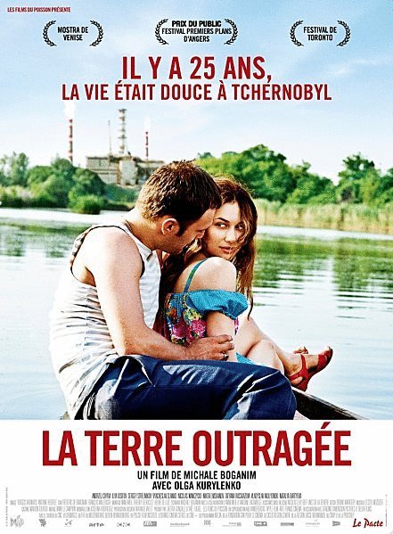 Poster of the movie La Terre outragée