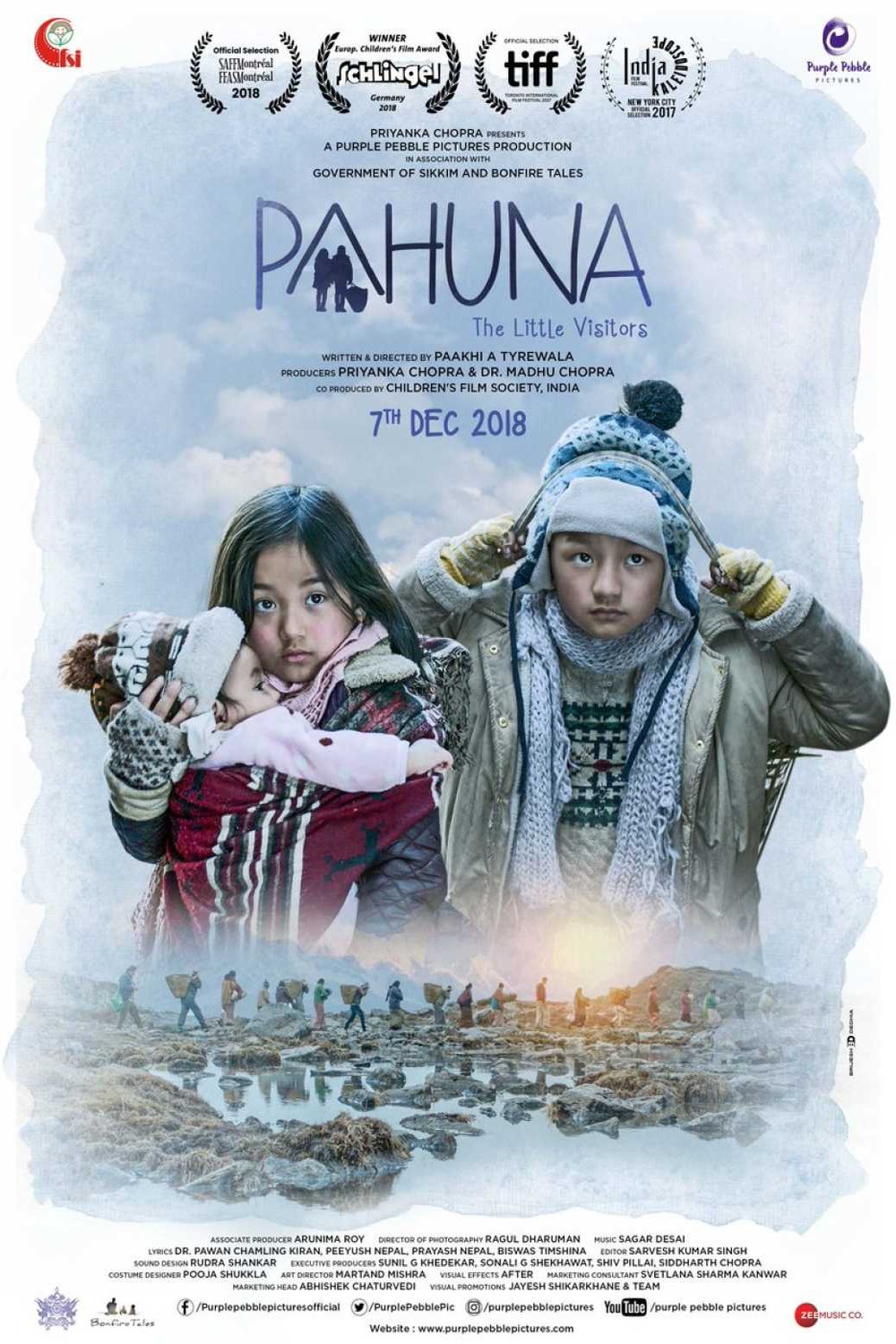 L'affiche originale du film Pahuna: The Little Visitors en Népalais