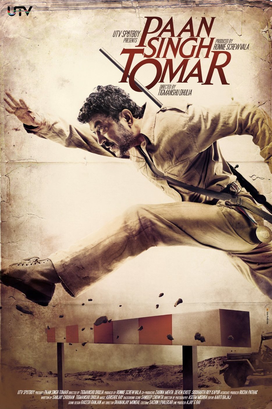 Hindi poster of the movie Paan Singh Tomar